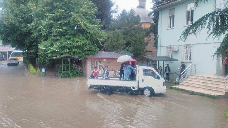 Karne günü okulun önü göle dönünce, öğrerenciler araçla tahliye edildi