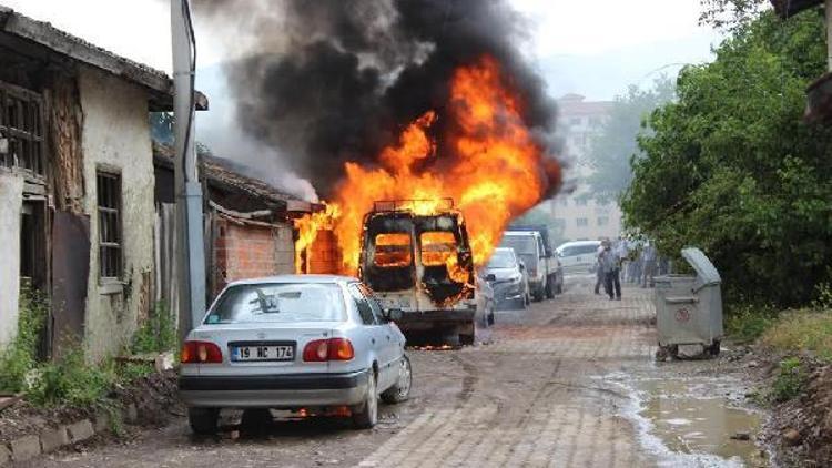 Park halindeki minibüs alev alev yandı