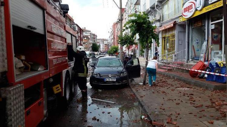 Çorluda şiddetli rüzgar ağaçları devirdi, çatıları uçurdu