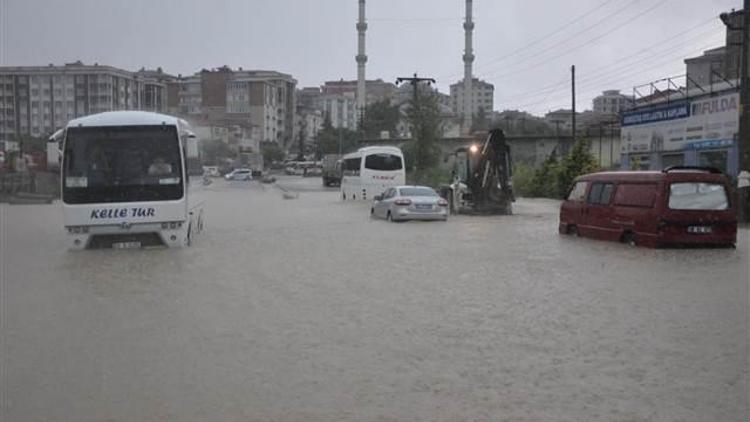 3 saatlik sağanak yağmur Çerkezköy’ü felç etti