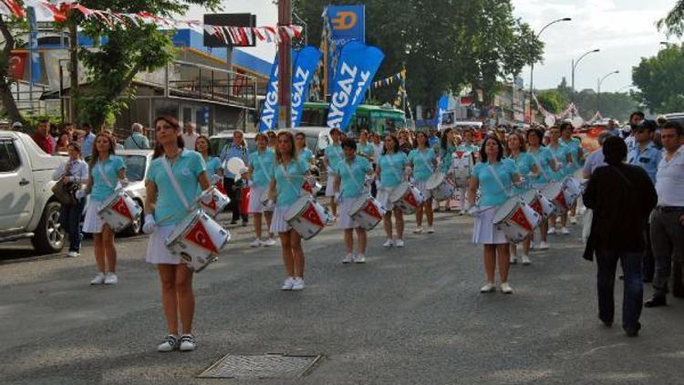 Lüleburgaz Kent Konseyi kadın bando takımı, kiraz festivaline katıldı