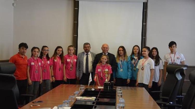Başkan Eşkinat, madalyalı genç sporcuları ağırladı