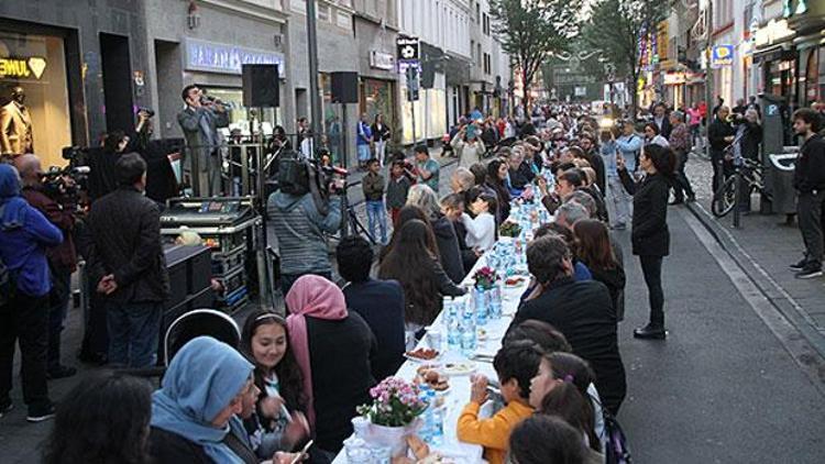 Kölnün 13 yıl önce bombalanan caddesinde teröre karşı birlik iftarı