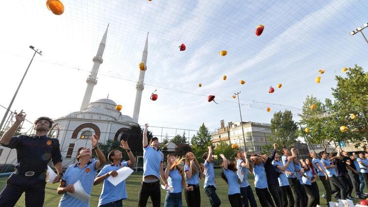 Kep yerine baret attılar