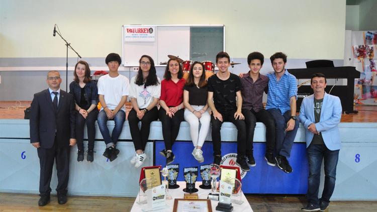 Liseliler uluslararası müzik yarışmasından ödülle döndü