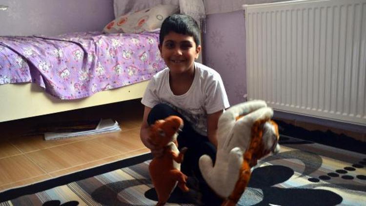 Ablası Cananı kanserden kaybeden 8 yaşındaki Özgürcan hayata tutundu