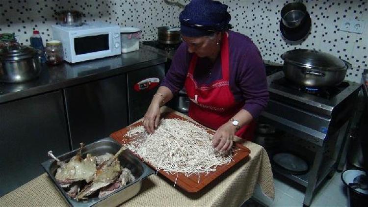 Karsın yöresel iftar menüsü: Kaz eti ve erişte pilavı