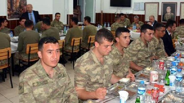 Vali Azizoğlu Mehmetçikle iftar etti