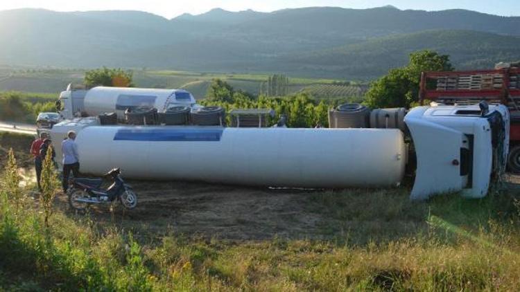 LPG yüklü TIR devrildi, 1 yaralı