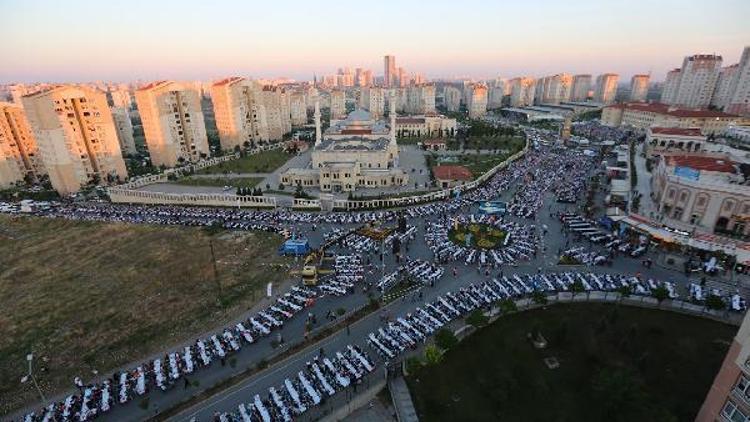 Başakşehir’de 20 Bin Kişi Aynı Sofrada Oruç Açtı