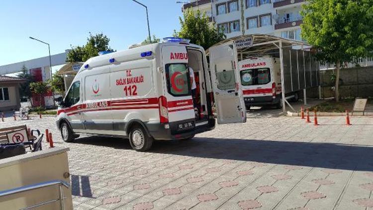 Kahtada korucuları taşıyan otomobil devrildi: 6 yaralı