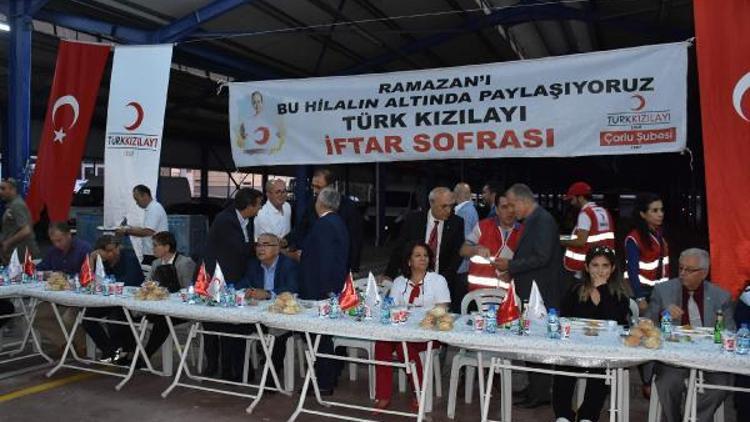 Türk Kızılayı Çorluda iftar yemeği verdi