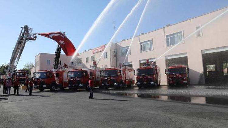 Başkanı itfaiye aracından su sıkarak karşıladılar