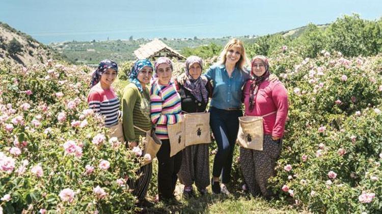 Gül kına gibidir kokusu kalır