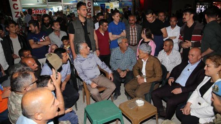 Hakkari Valisi Toprak iftar sonrası vatandaşlarla bir araya geldi