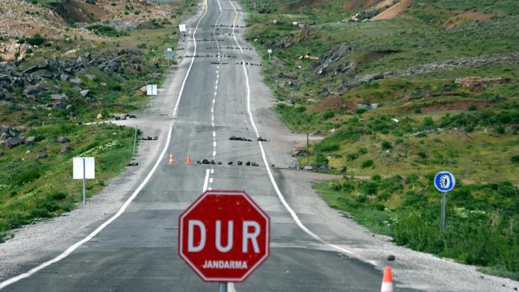 O bölgede kuş uçurtulmuyor Uluslararası karayolu bile trafiğe kapatıldı