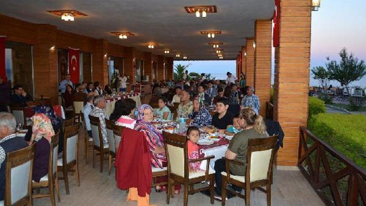 Vali Tavlı, Ayvacık’ta şehit aileleri ve gazilerle iftarda buluştu