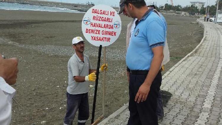 Sahile uyarıcı levhalar yerleştirildi