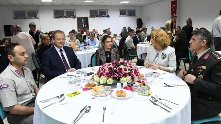 Vali Yavuz ve eşi, Jandarma’nın iftar yemeğine katıldı, şehit aileleriyle de bir araya geldi