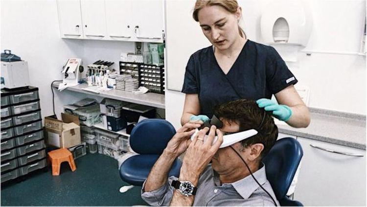 Diş ameliyatları sanal gerçeklik gözlükleriyle daha konforlu olacak