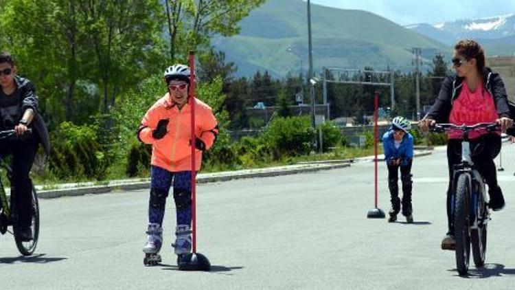 Otistik ikizler kayak şampiyonasına, tekerlekli patenle hazırlanıyor