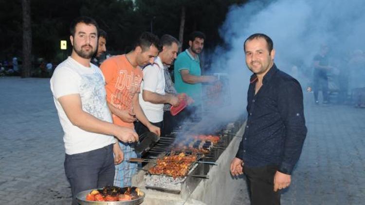 Gaziantepliler sıcak havada açık alanda iftar yapıyor