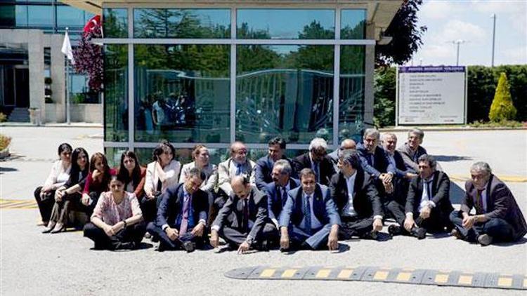 HDPli vekillerden Anayasa Mahkemesi önünde oturma eylemi