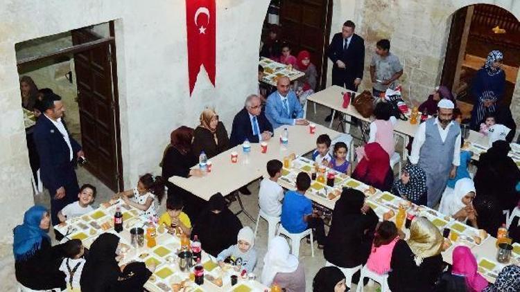 Vali Tuna, yetimlerle iftar açtı