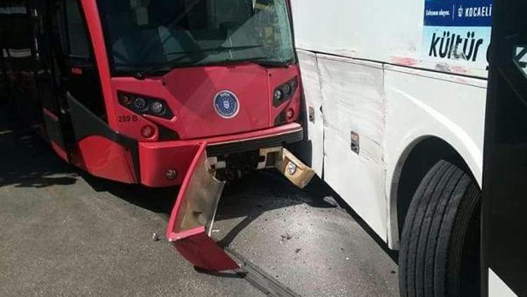 Bursada tramvay otobüsle çarpıştı