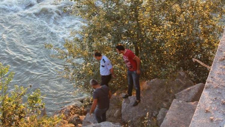 Serinlemek için Sakarya Nehrine giren Suriyeli kayboldu