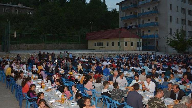 Van’ın Çatak ilçesinde esnaflar vatandaşlara iftar verdi