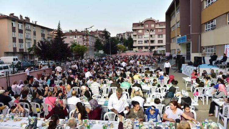 Mahalle iftarlarında gönül köprüsü kuruluyor