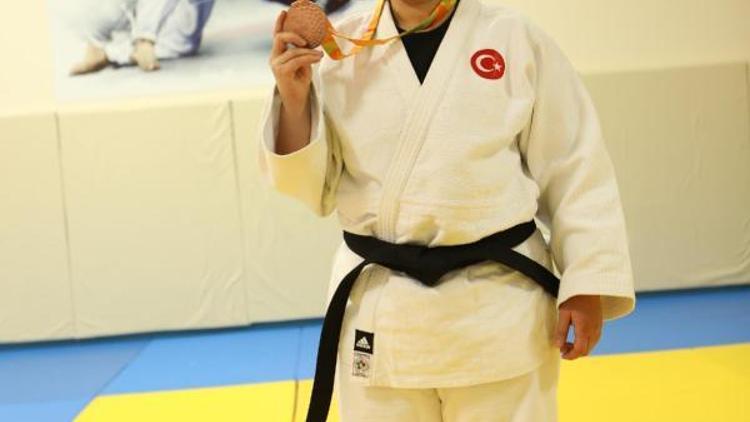 Mesme Taşbağ, hayatındaki engelleri judo ile aştı