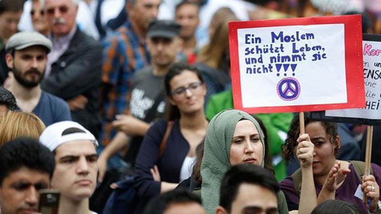 Müslümanlar Köln’de terörü protesto etti