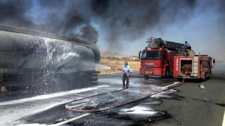 Ham petrol yüklü tankerdeki yangın, büyümeden söndürüldü