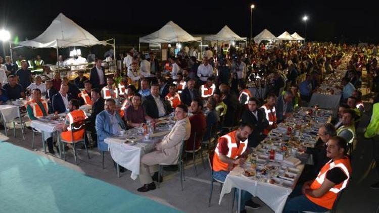 Bakan Müezzinoğlu hastane şantiyesinde işçilerle iftar yaptı