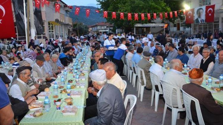 Bakan Zeybekciden baba ocağında iftar