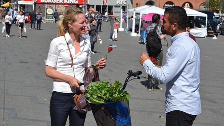 Çikolatadan sonra halka gül dağıttılar