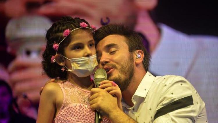 Mustafa Ceceli kanser hastası kızın hayalini gerçekleştirdi