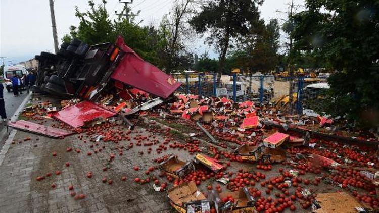 Kamyon kaldırıma devrildi, tonlarca domates çevreye saçıldı