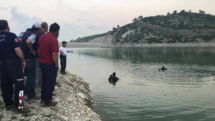 Balık tutarken gölette boğuldu