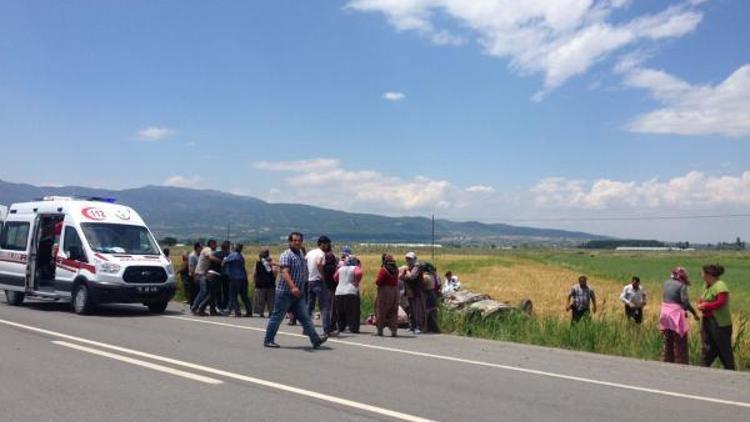 Otomobil tarlaya uçtu: 1 ölü, 5 yaralı