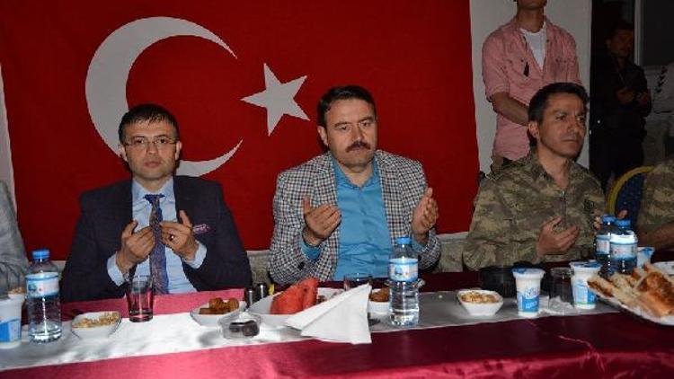 Ağrı Valisi Işın, askerlerle iftar yaptı