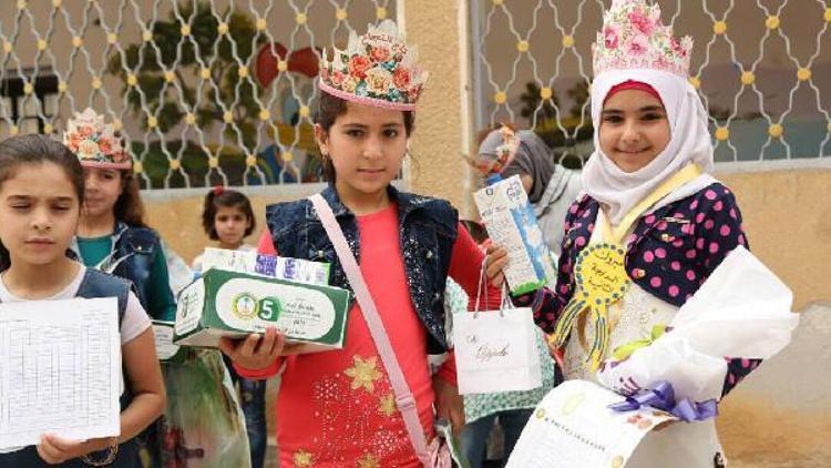 Suriyeli öğrencilere karne armağanı