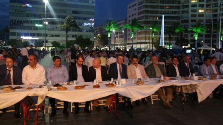 Ülkü Ocaklarından Cumhuriyet Meydanında iftar