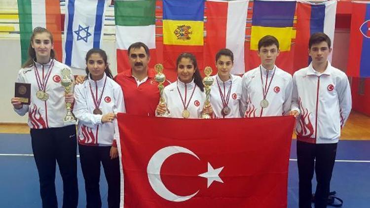 Erzincanlı Badmintoncular  madalya ile döndü