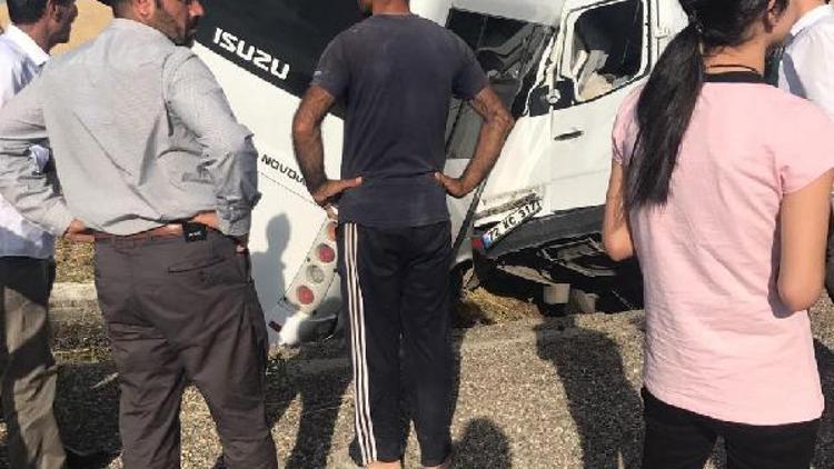 Diyarbakırda polis aracıyla minibüs carpıştı: 2 ölü, 9u polis 19 yaralı