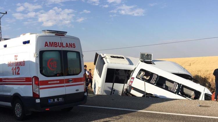 Son dakika... Polis midibüsü ile sivil araç çarpıştı