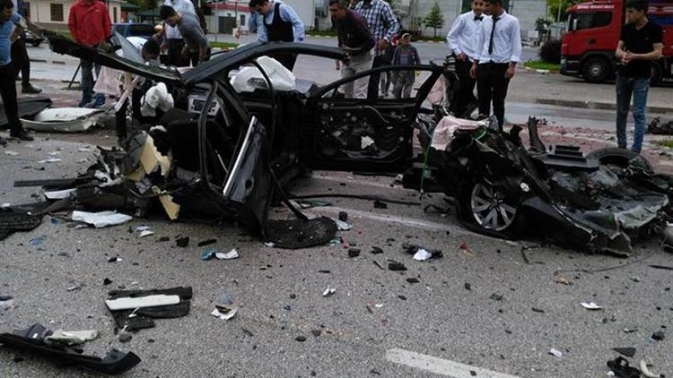 Konyada korkunç kaza: Otomobil ikiye bölündü