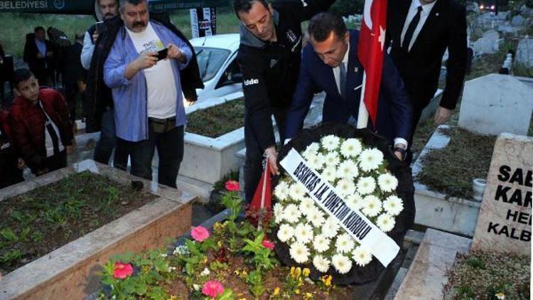 Beşiktaş, şehit emniyet müdürünün mezarına şampiyonluk kupasını götürdü